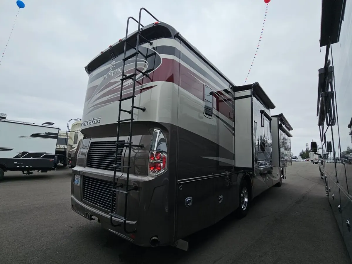 2017 Tiffin Motorhomes Phaeton, photo 6 of 24
