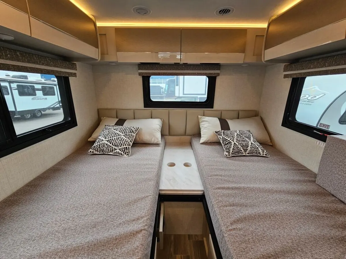 2027 Thor Motor Coach Vegas, photo 22 of 24
