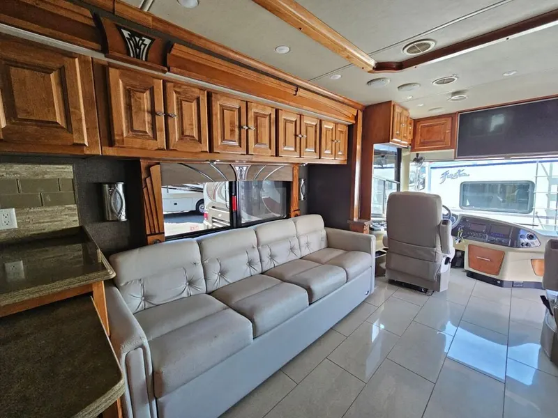 2016 Tiffin Motorhomes Phaeton, photo 19 of 24
