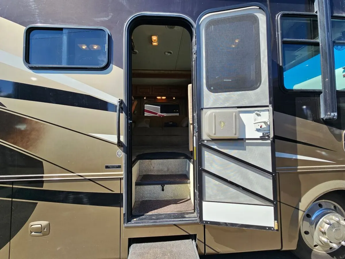 2011 Tiffin Motorhomes Allegro, photo 6 of 24