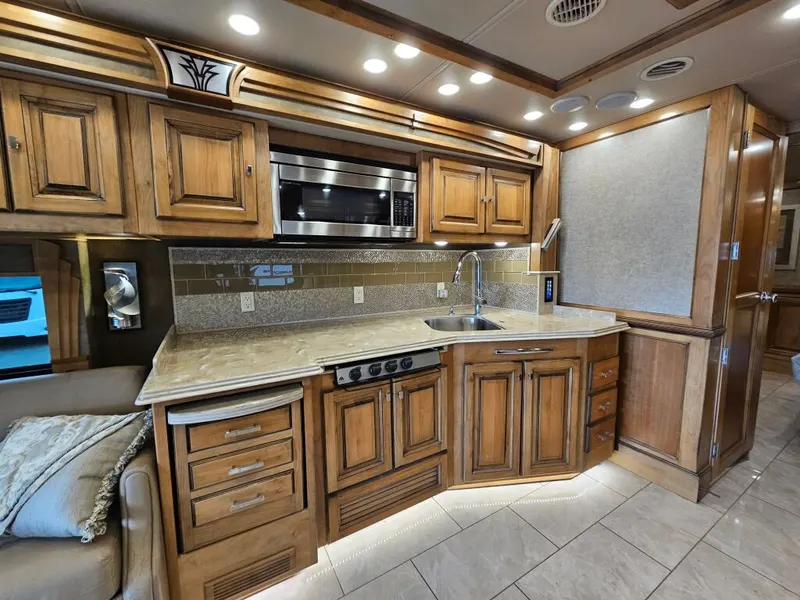 2017 Tiffin Motorhomes Phaeton, photo 17 of 24