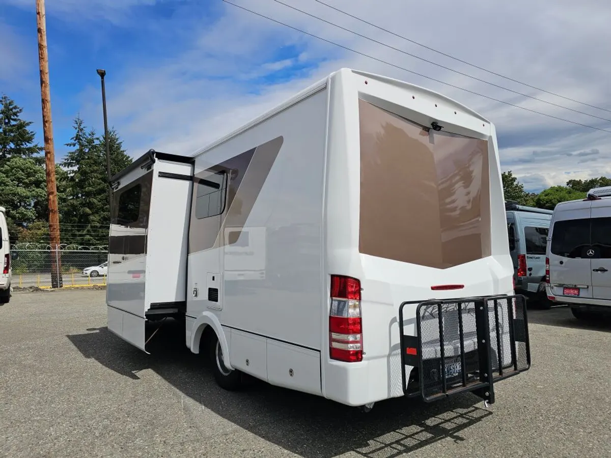2019 Regency RV Ultra Brougham, photo 5 of 24