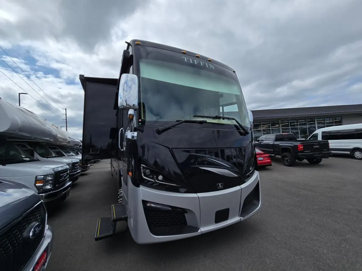 2026 Tiffin Motorhomes Phaeton, photo 2 of 20