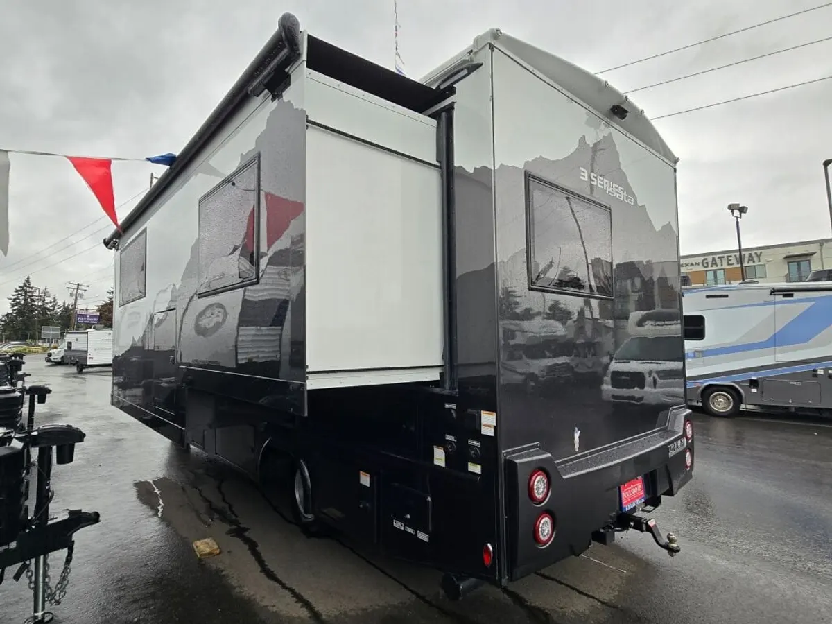2025 Dynamax Isata 3 Series, photo 4 of 24
