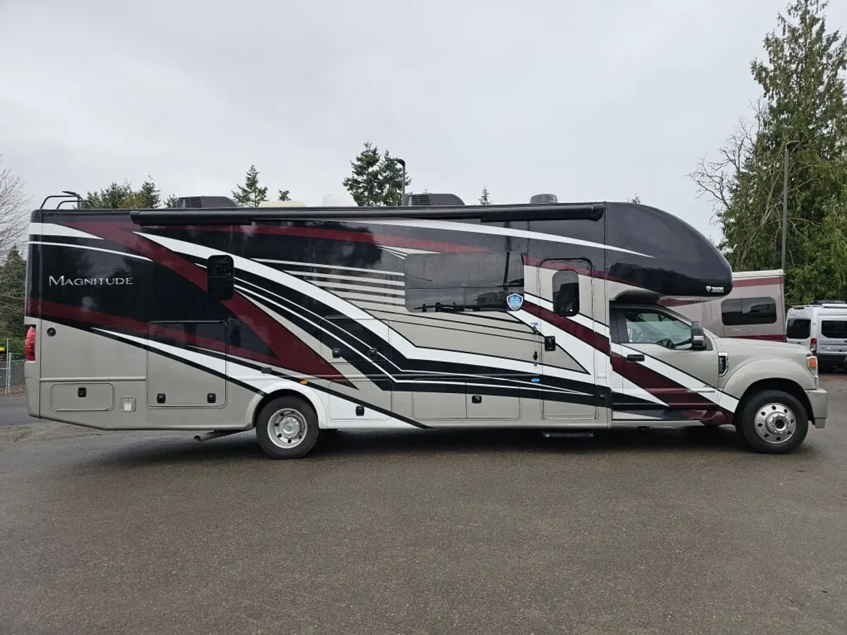 2023 Thor Motor Coach Magnitude 4x4, photo 2 of 24