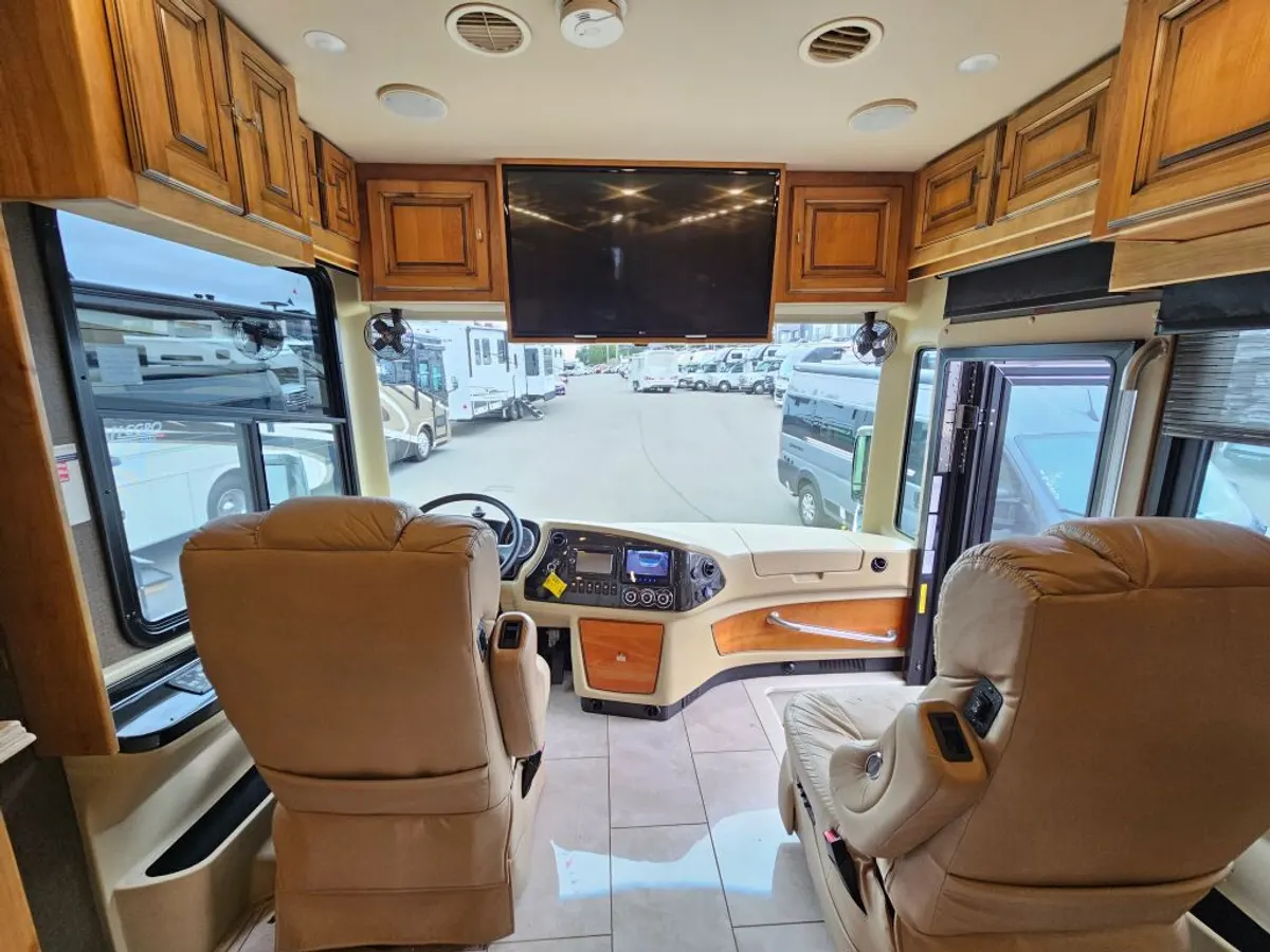 2017 Tiffin Motorhomes Phaeton, photo 11 of 24
