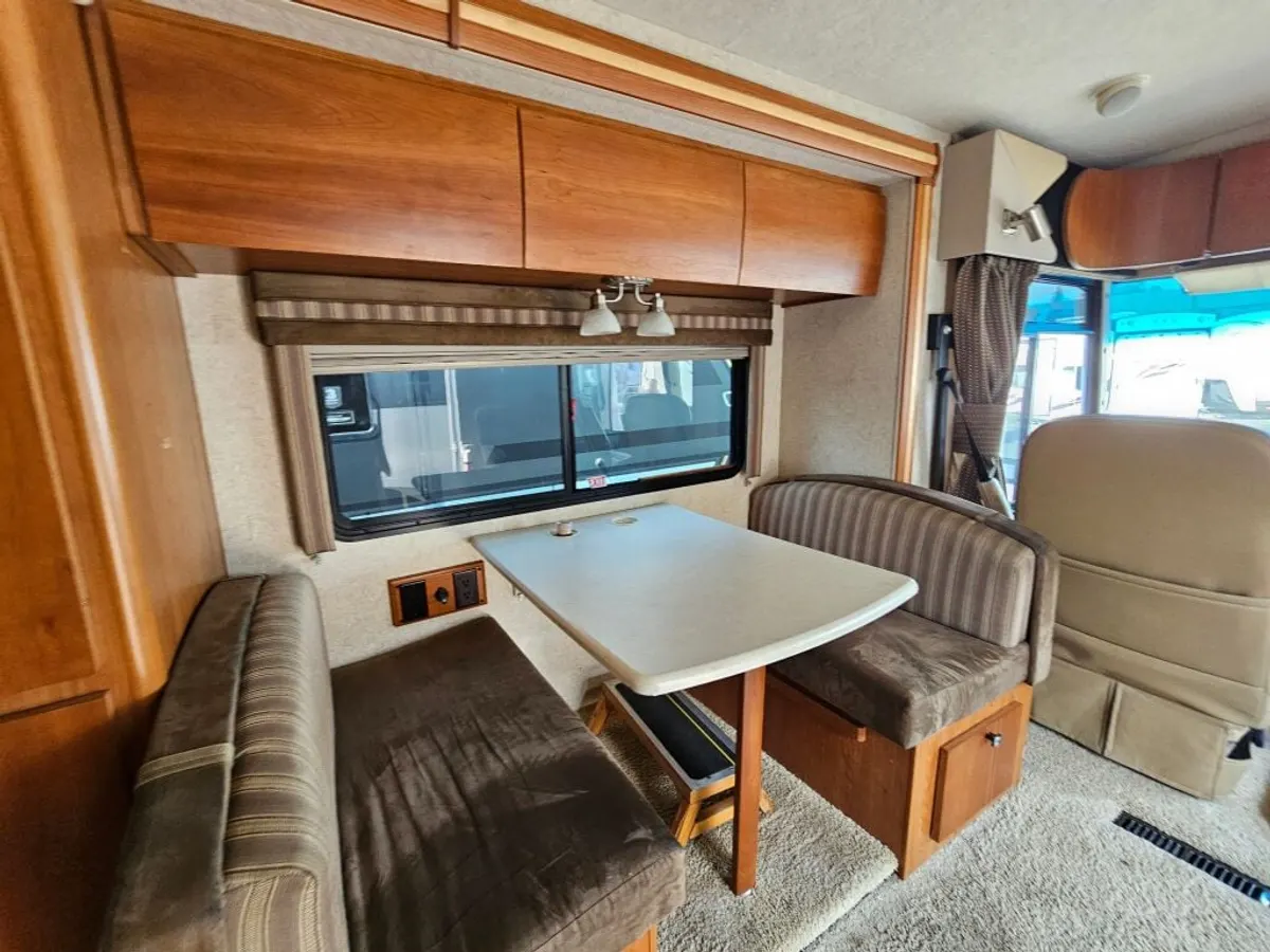 2008 Winnebago Sightseer, photo 18 of 24