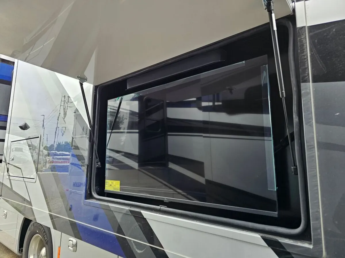 2026 Tiffin Motorhomes Allegro Bus, photo 2 of 24