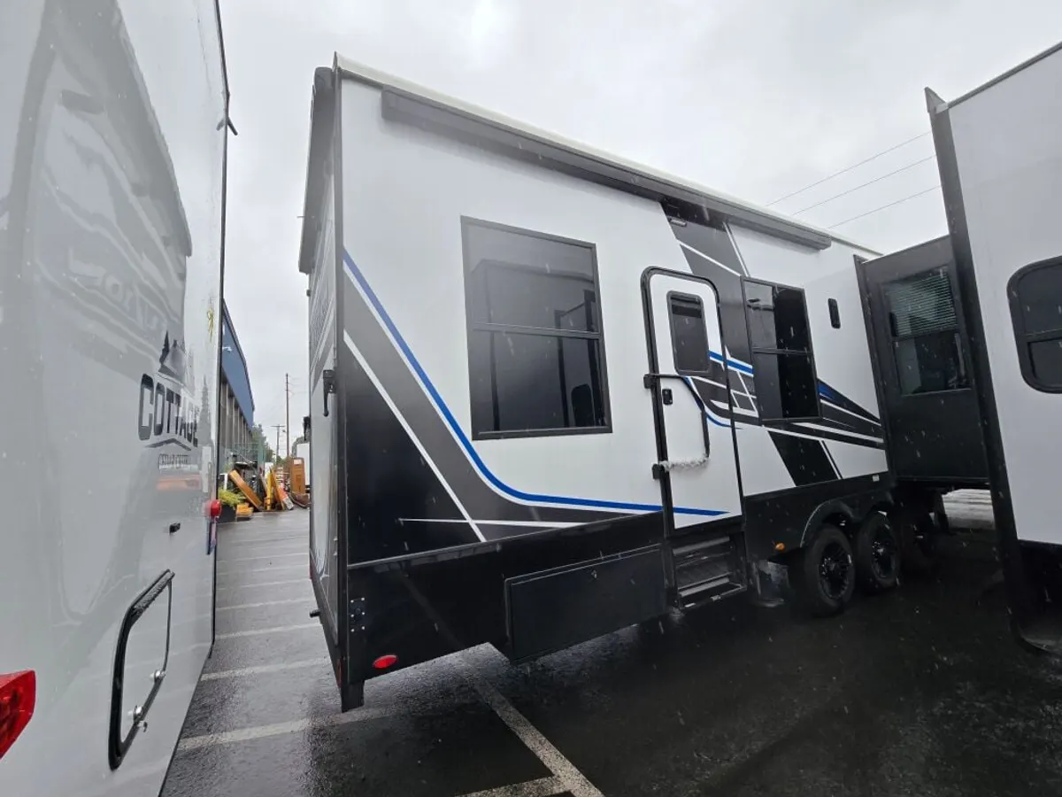 2025 Keystone Fuzion Toy Hauler, photo 4 of 24