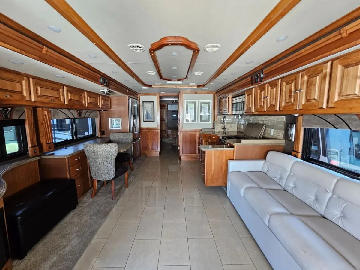 2016 Tiffin Motorhomes Phaeton, photo 11 of 24