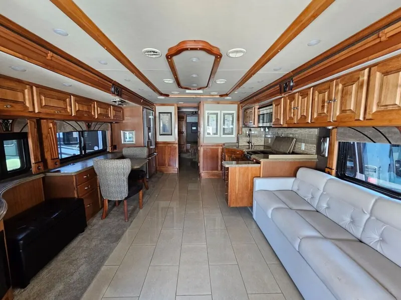 2016 Tiffin Motorhomes Phaeton, photo 11 of 24