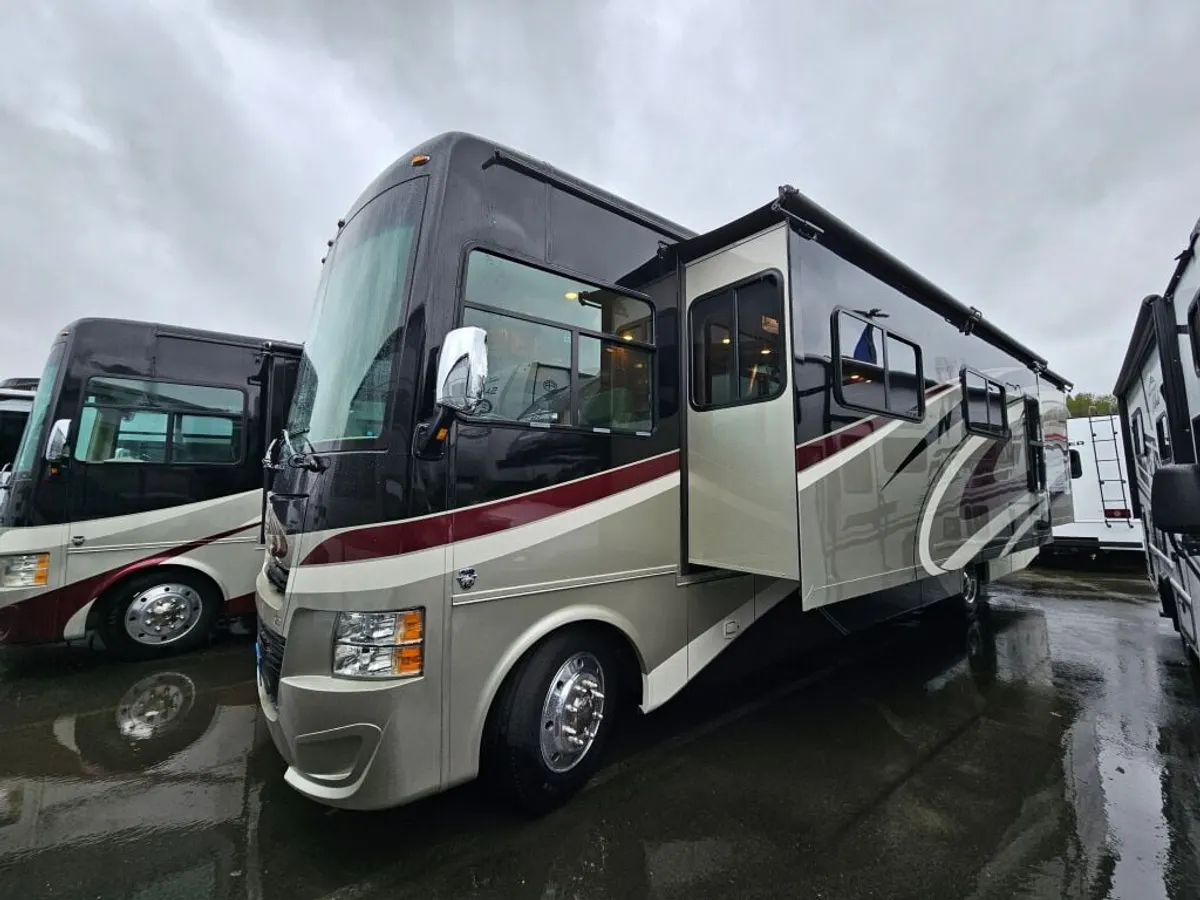 2015 Tiffin Motorhomes Allegro, photo 3 of 24