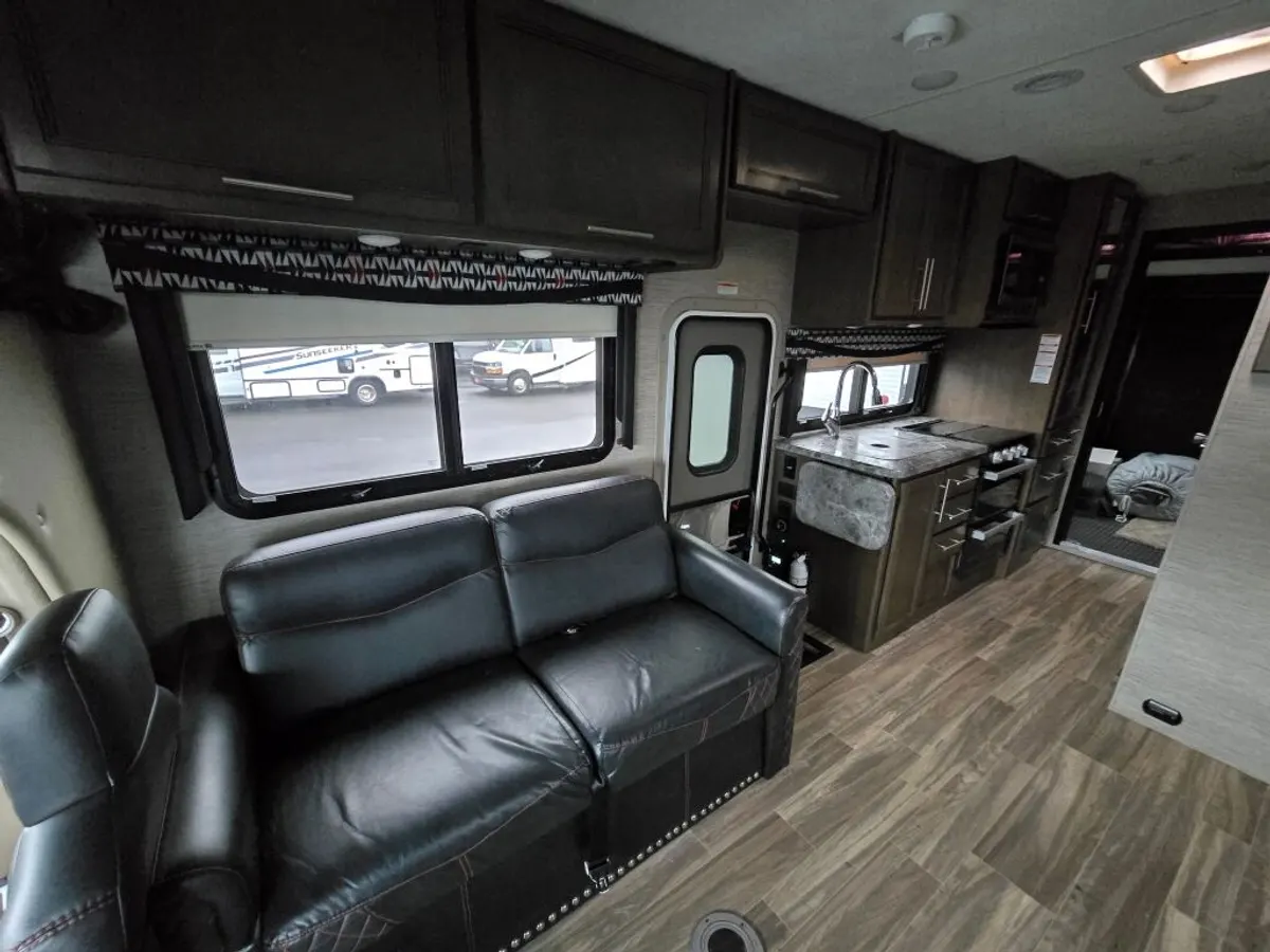 2022 Thor Motor Coach Outlaw, photo 15 of 24