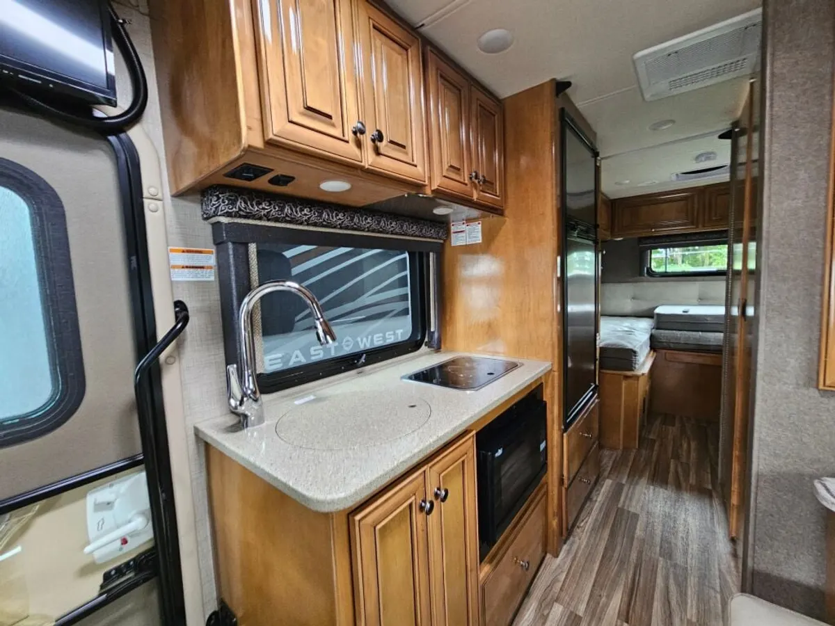 2016 Thor Motor Coach Synergy, photo 11 of 24