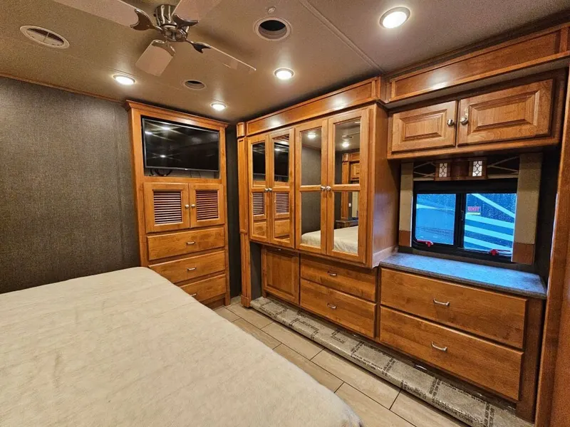 2017 Tiffin Motorhomes Allegro, photo 23 of 24