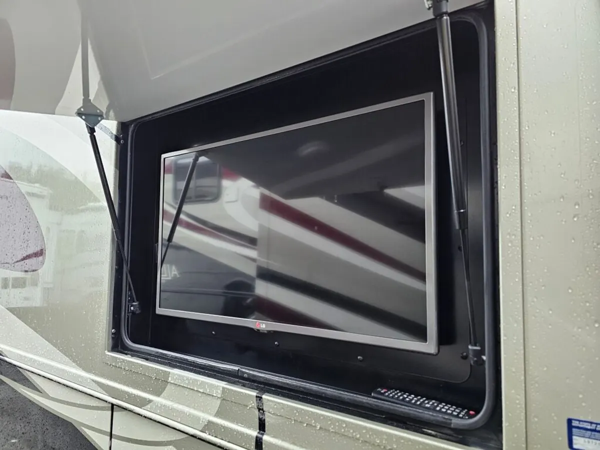 2015 Tiffin Motorhomes Allegro, photo 8 of 24