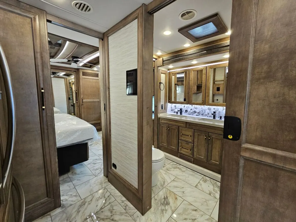 2026 Tiffin Motorhomes Allegro Bus, photo 22 of 24