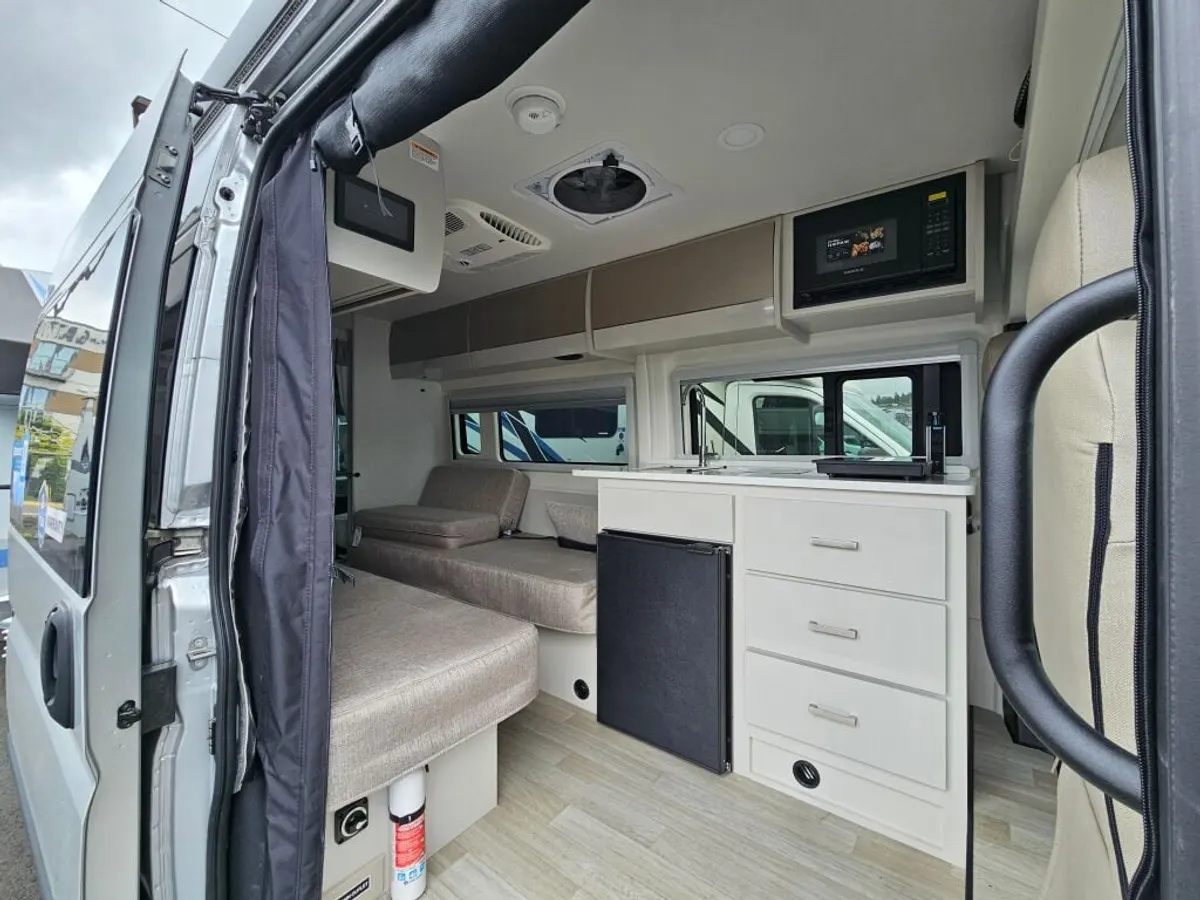 2027 Thor Motor Coach Sequence, photo 10 of 24