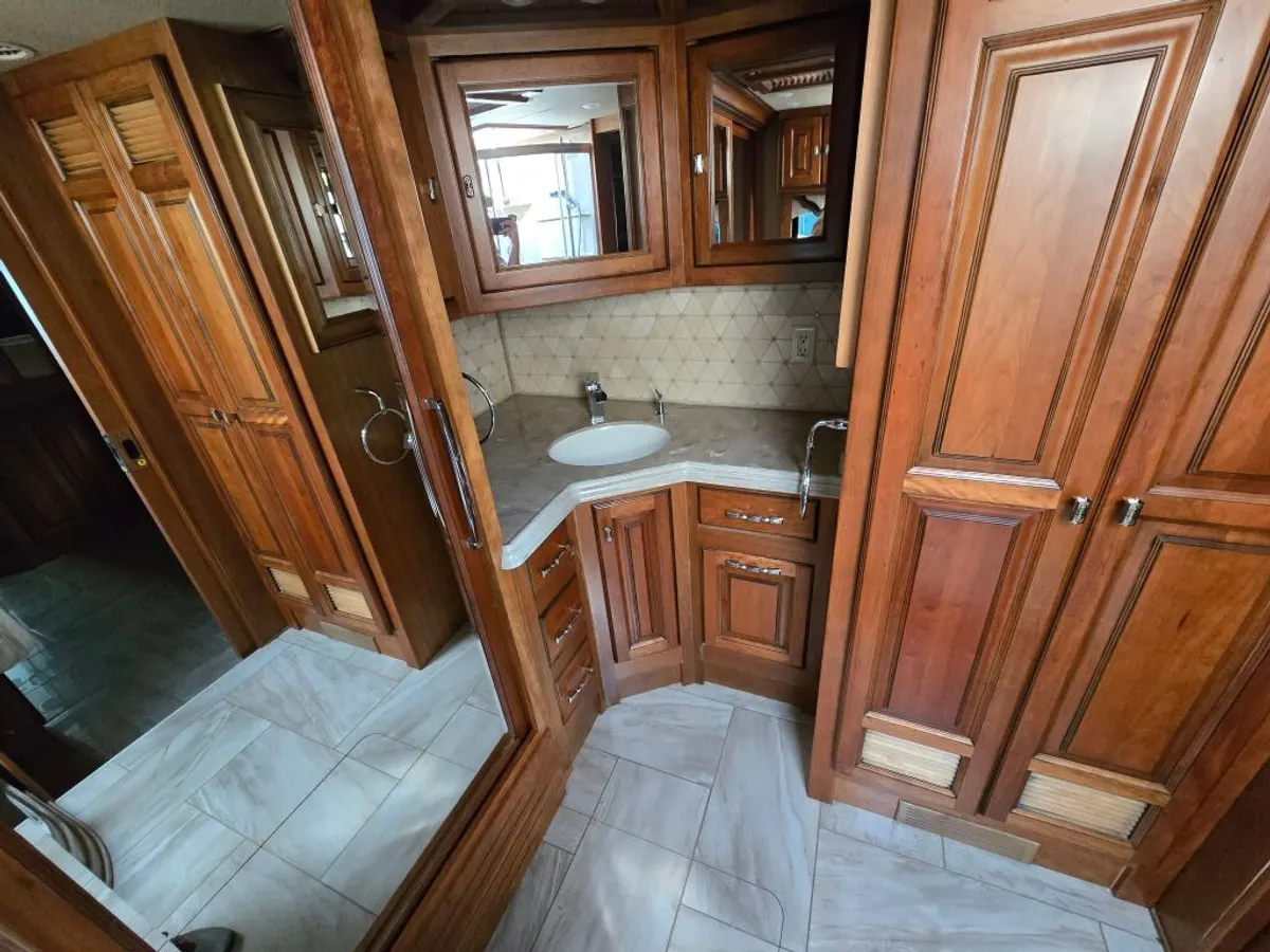 2017 Tiffin Motorhomes Allegro Bus, photo 22 of 24