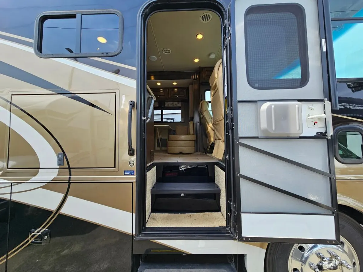 2016 Tiffin Motorhomes Allegro, photo 8 of 24