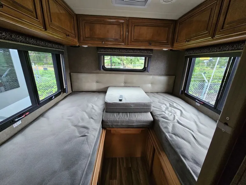 2016 Thor Motor Coach Synergy, photo 22 of 24
