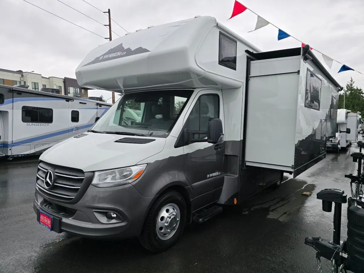 2025 Dynamax Isata 3 Series, photo 3 of 24