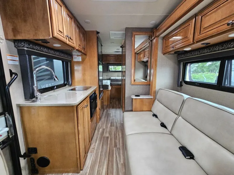 2016 Thor Motor Coach Synergy, photo 9 of 24