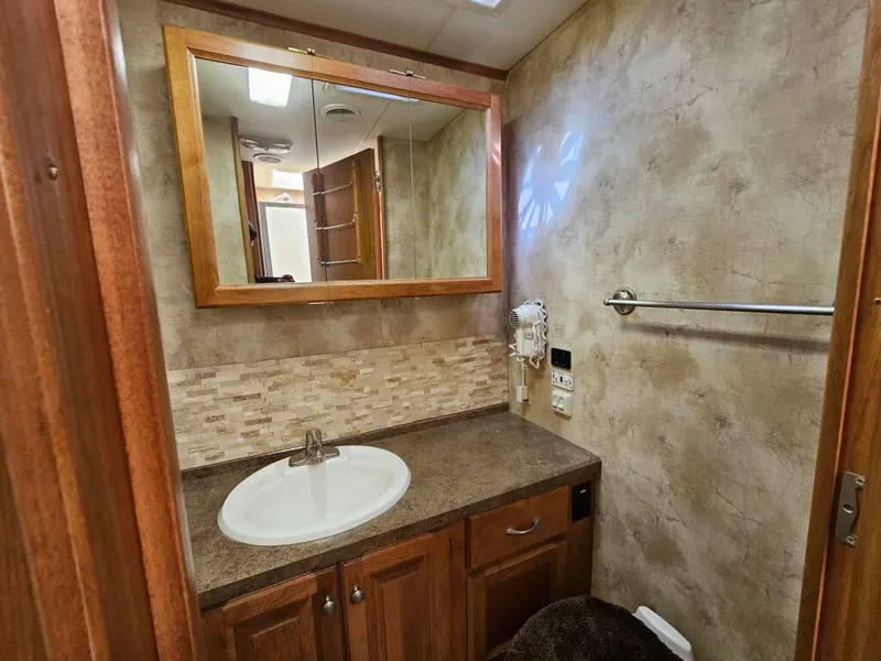 2011 Tiffin Motorhomes Allegro, photo 24 of 24