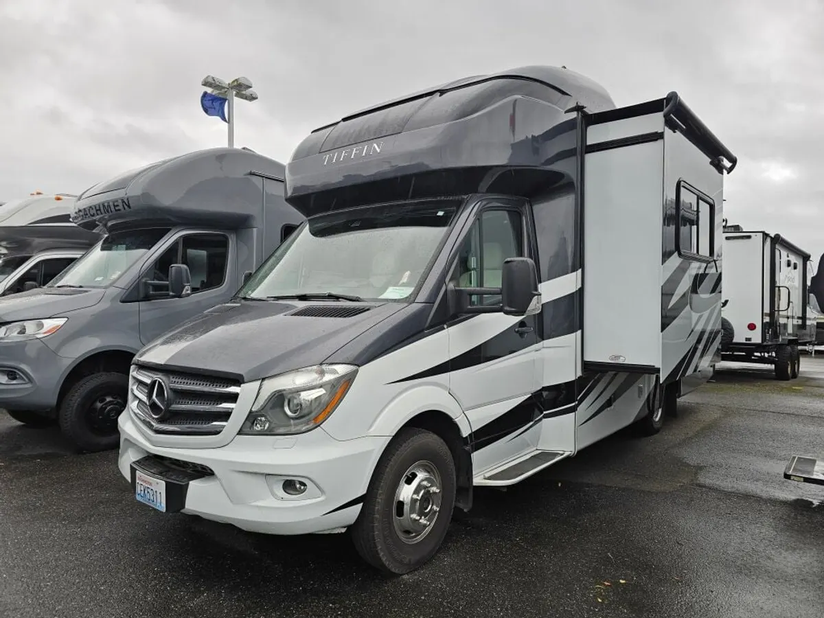 2018 Tiffin Motorhomes Wayfarer, photo 3 of 24