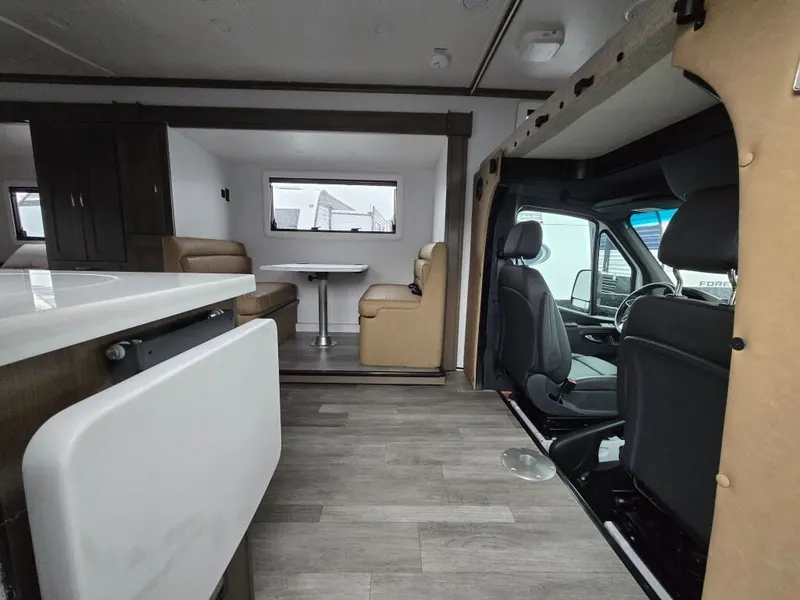2025 Dynamax Isata 3 Series, photo 9 of 24