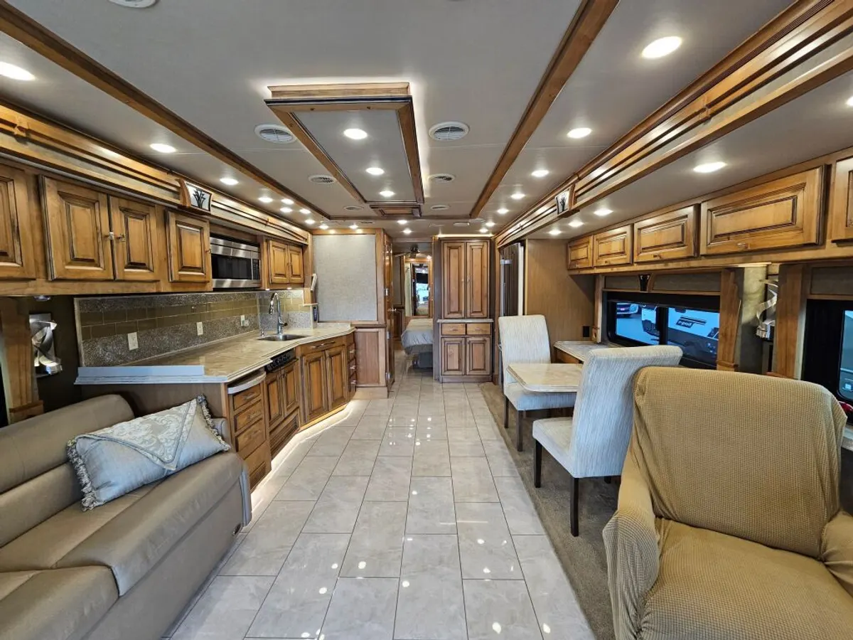 2017 Tiffin Motorhomes Phaeton, photo 13 of 24