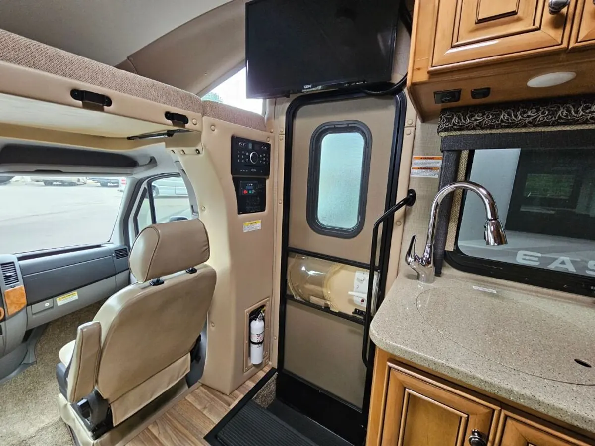 2016 Thor Motor Coach Synergy, photo 17 of 24