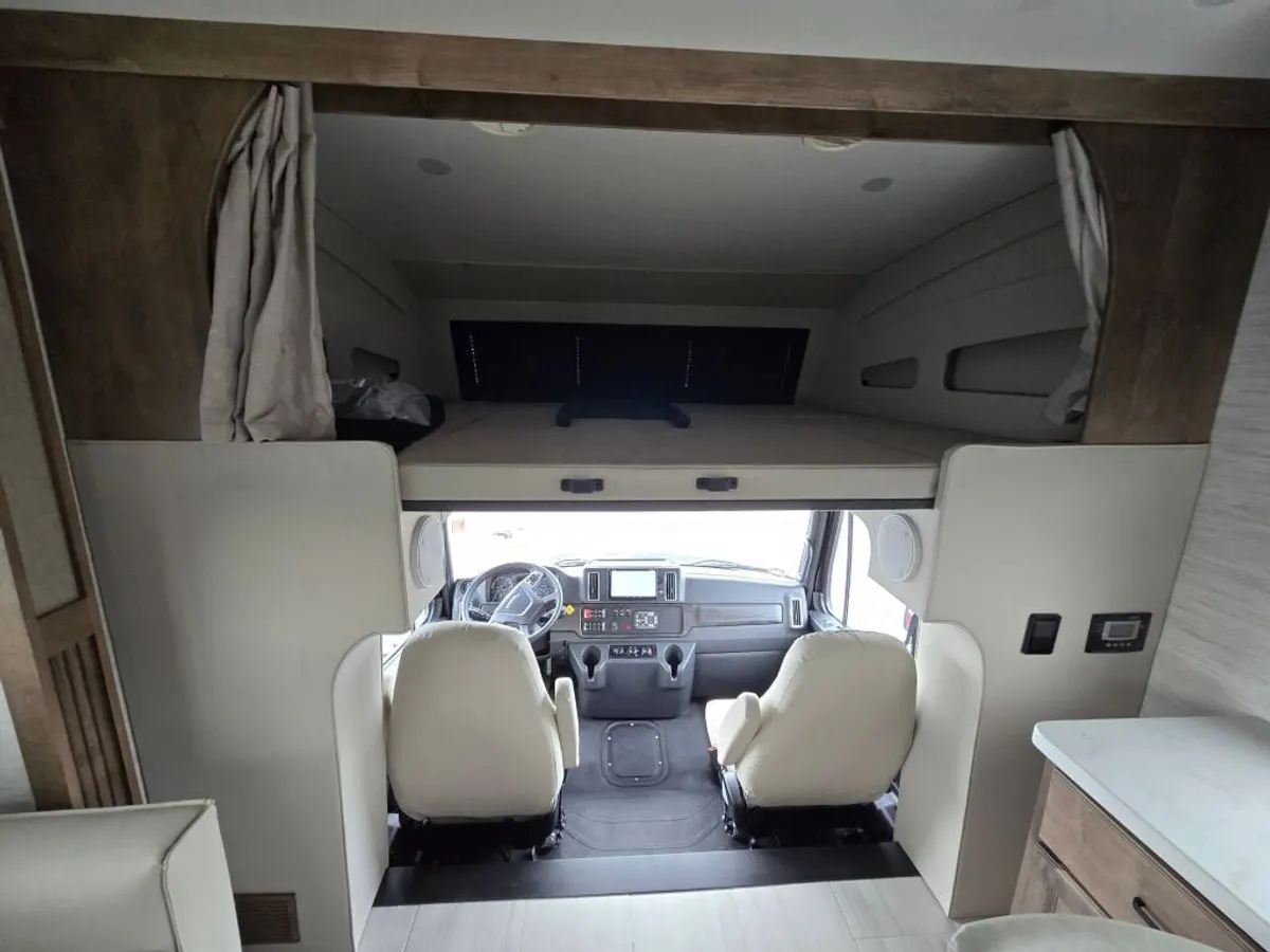 2027 Tiffin Motorhomes Allegro Bay, photo 10 of 24