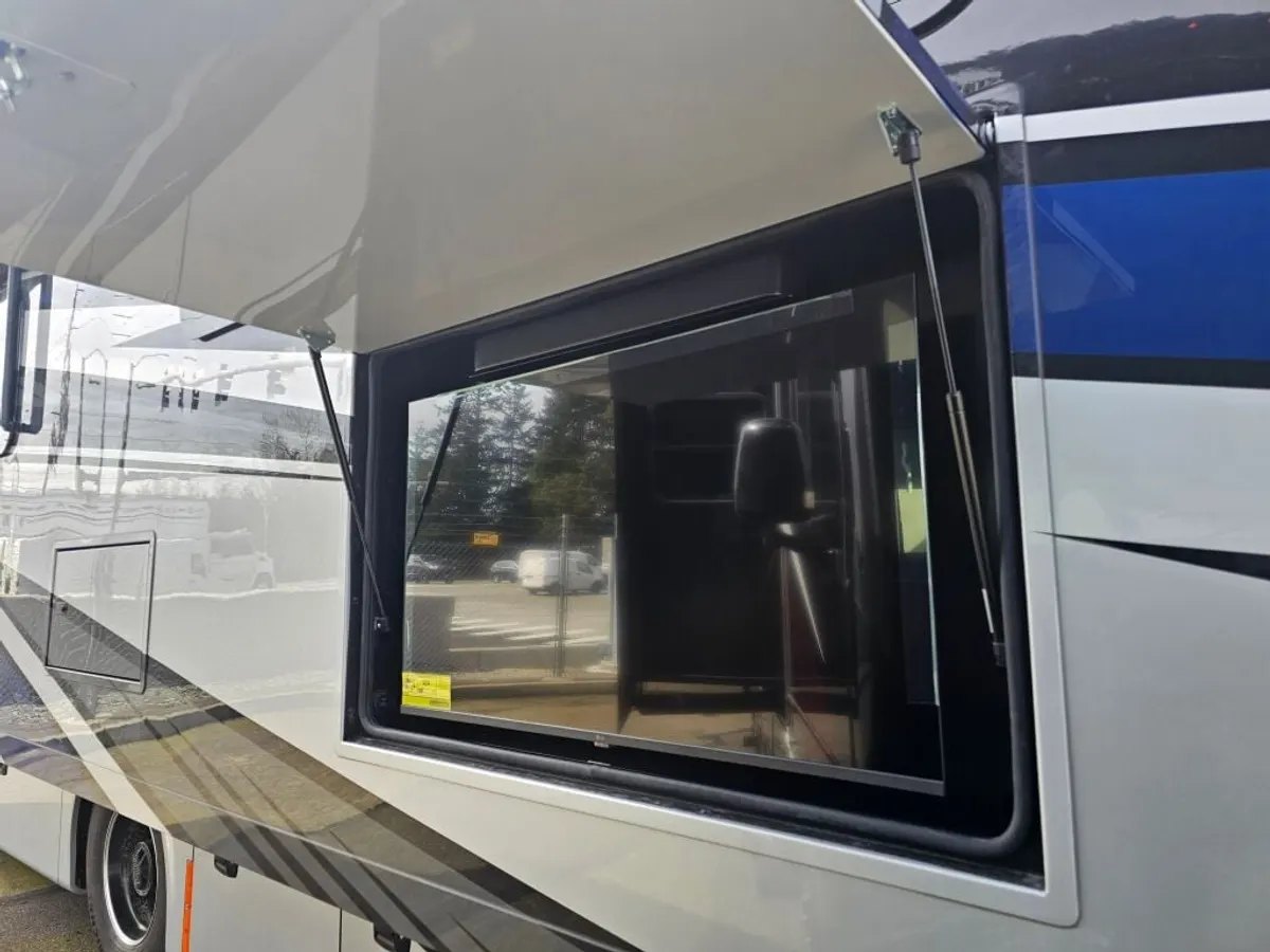 2026 Tiffin Motorhomes Phaeton, photo 6 of 24