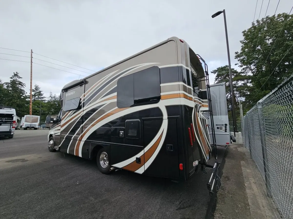 2016 Thor Motor Coach Synergy, photo 5 of 24