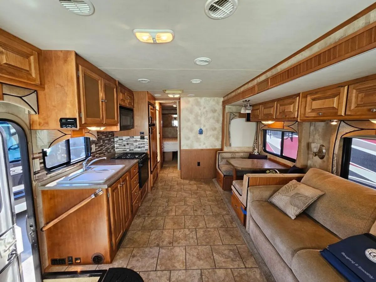 2011 Tiffin Motorhomes Allegro, photo 8 of 24