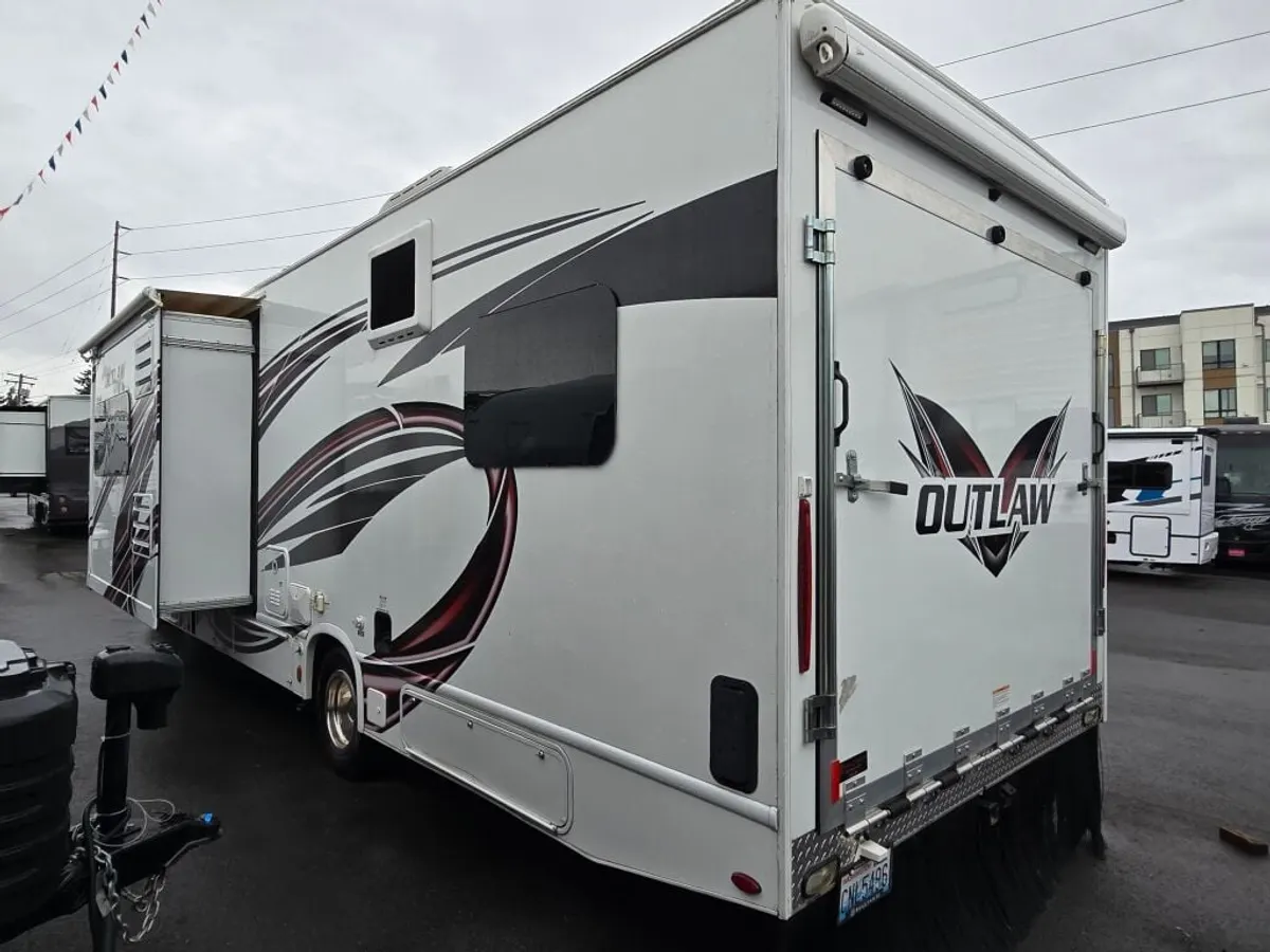 2022 Thor Motor Coach Outlaw, photo 4 of 24