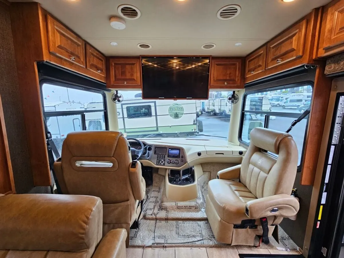 2017 Tiffin Motorhomes Allegro, photo 12 of 24
