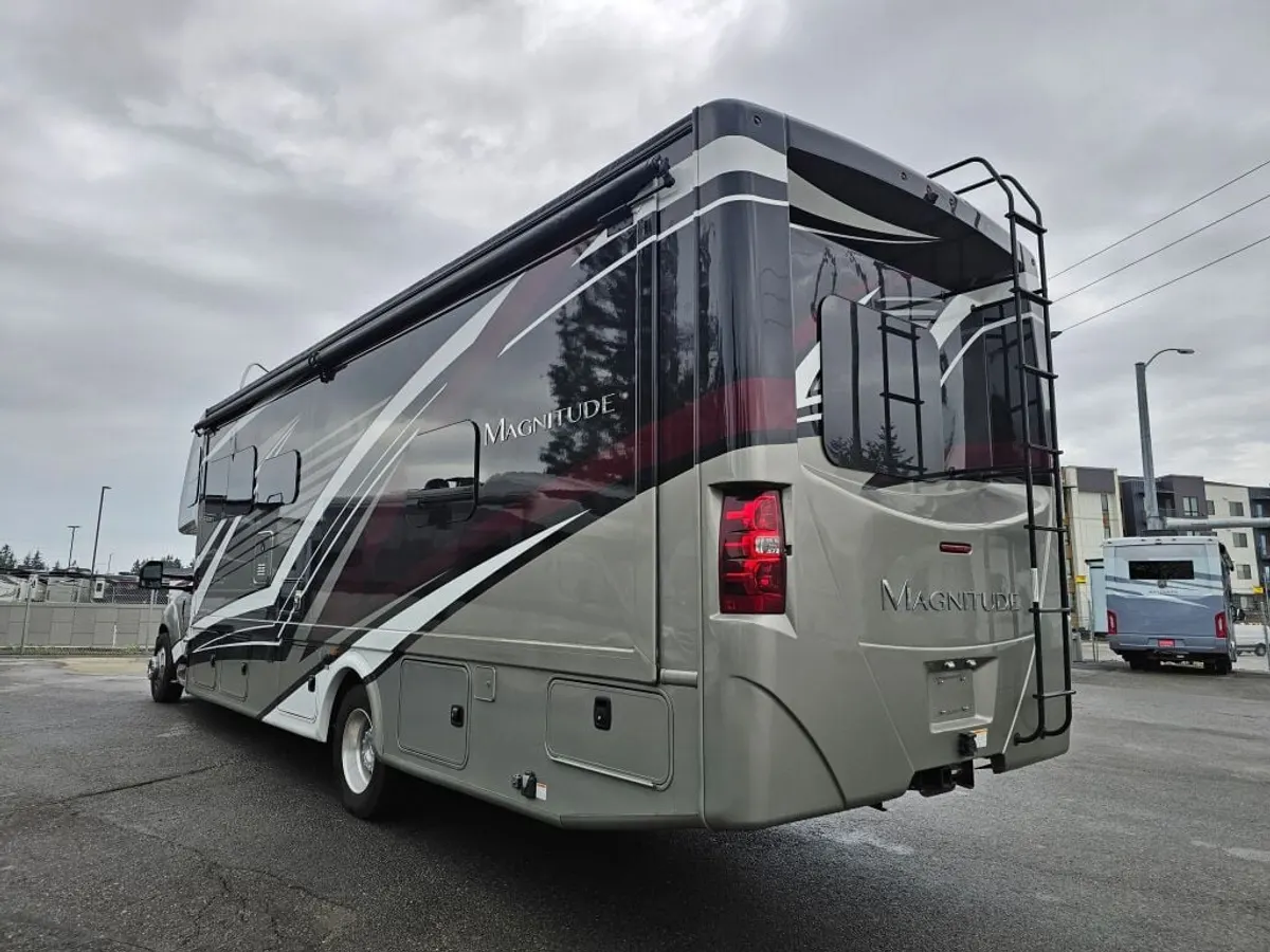 2023 Thor Motor Coach Magnitude 4x4, photo 5 of 24