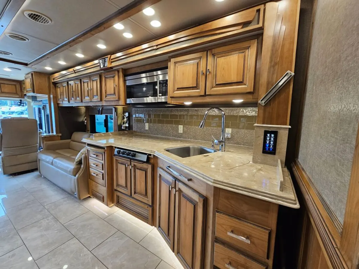 2017 Tiffin Motorhomes Phaeton, photo 19 of 24