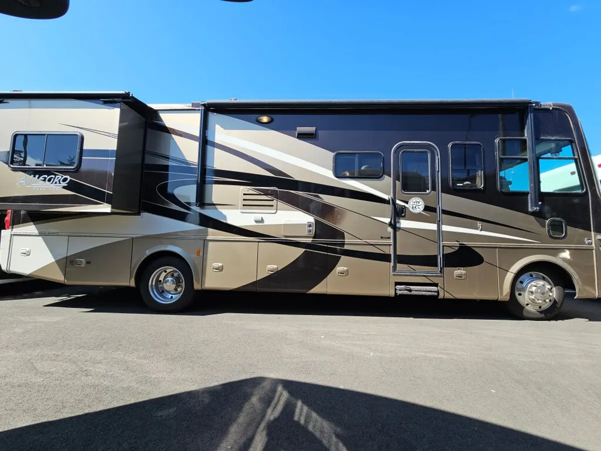 2011 Tiffin Motorhomes Allegro, photo 2 of 24