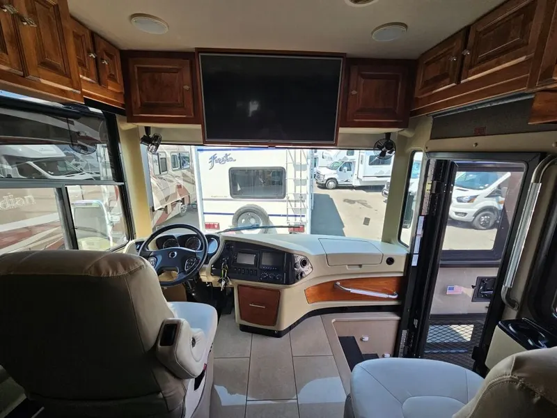 2016 Tiffin Motorhomes Phaeton, photo 9 of 24