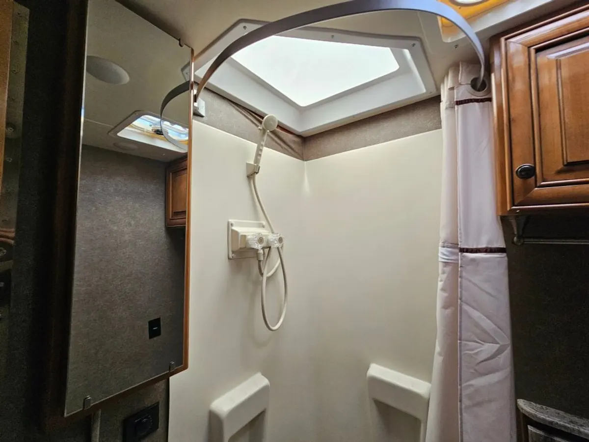 2016 Thor Motor Coach Synergy, photo 21 of 24