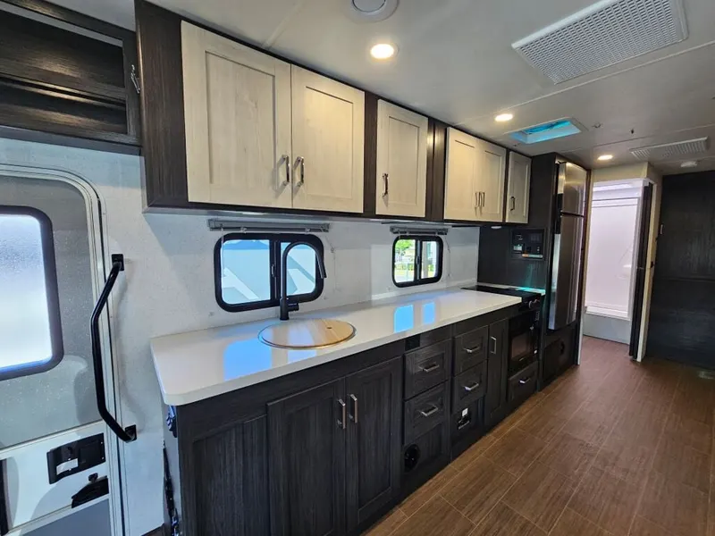 2027 Winnebago Sunflyer, photo 11 of 24
