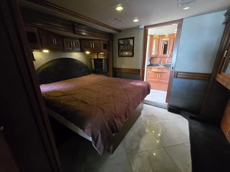 2014 Fleetwood Discovery, photo 19 of 24
