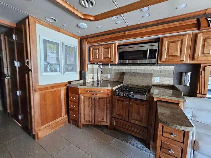 2016 Tiffin Motorhomes Phaeton, photo 14 of 24
