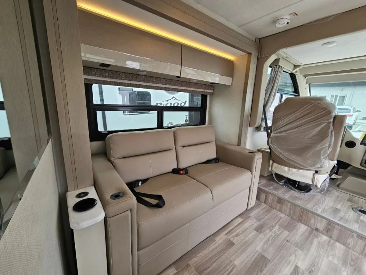 2027 Thor Motor Coach Vegas, photo 15 of 24