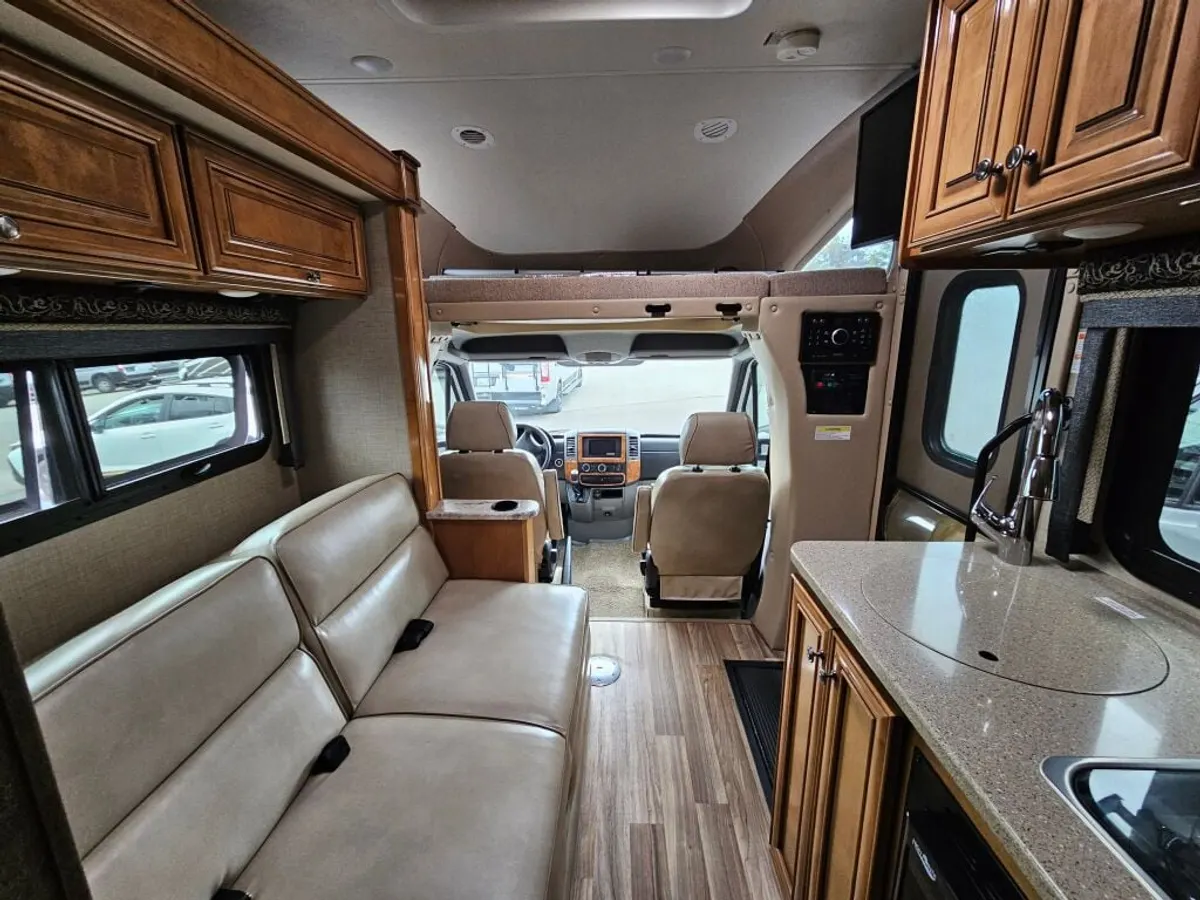 2016 Thor Motor Coach Synergy, photo 12 of 24