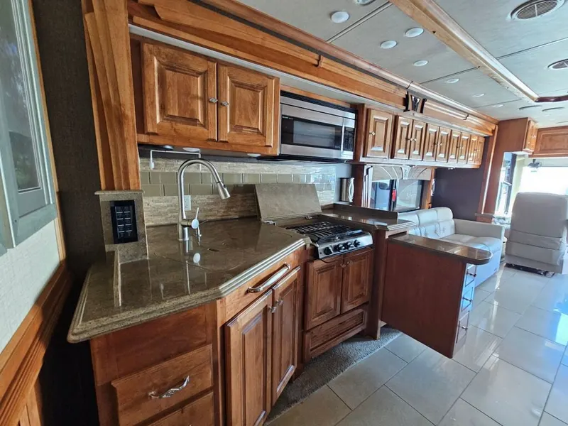 2016 Tiffin Motorhomes Phaeton, photo 17 of 24