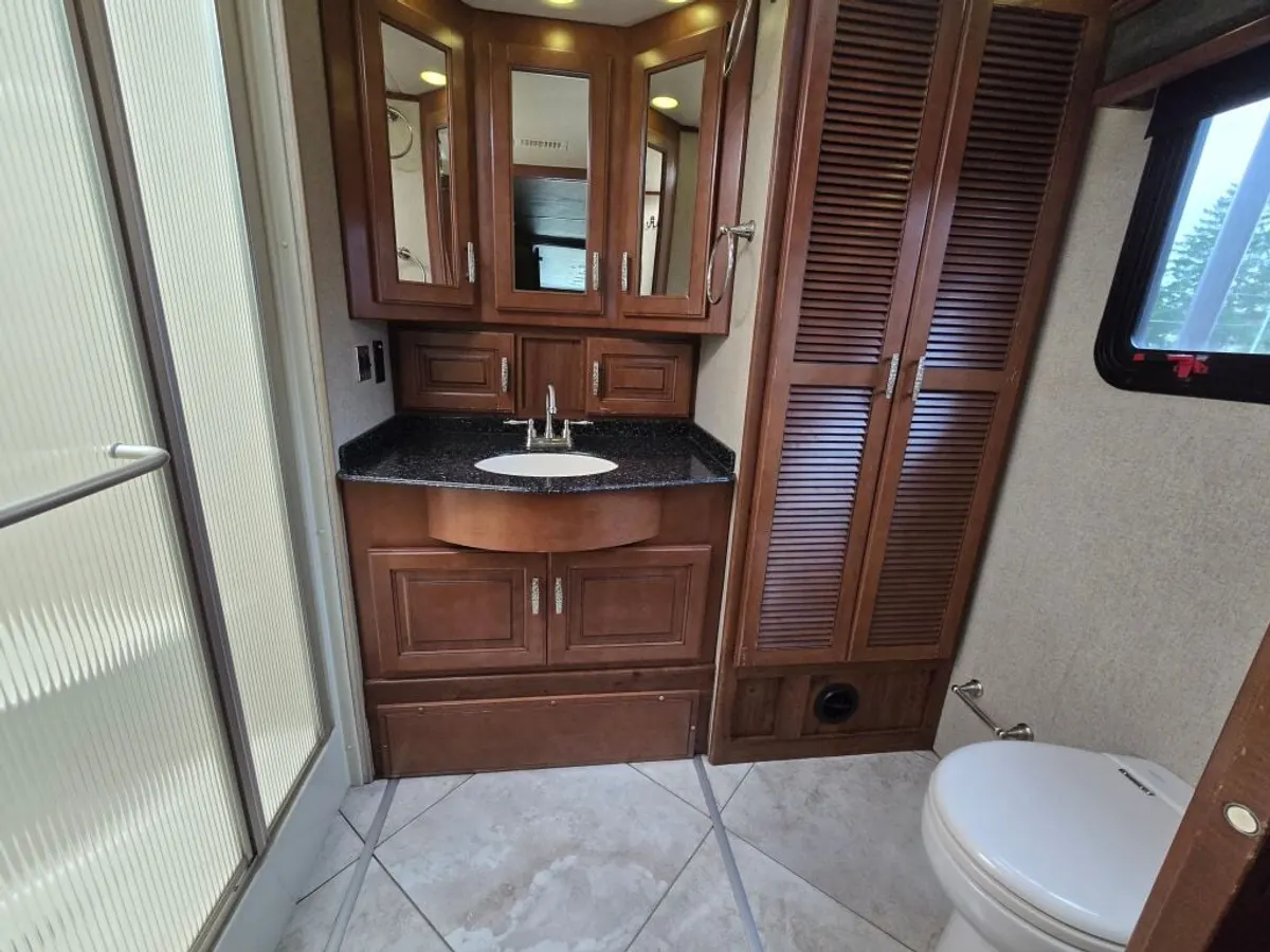 2014 Fleetwood Discovery, photo 21 of 24